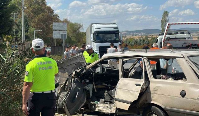 Uşak’ta otomobiller çarpıştı: 1 ölü, 4 yaralı