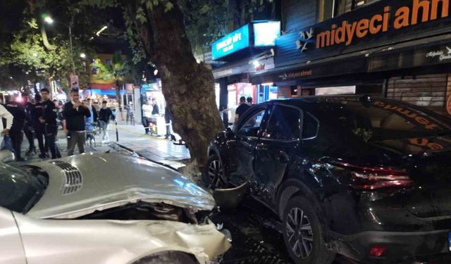 Üsküdar’da kontrolden çıkan araç park halindeki otomobile çarptı: 1’i ağır 4 yaralı