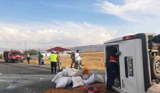 Van’da minibüs takla attı: 2 yaralı