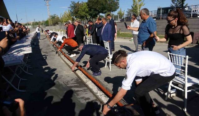 Van’da tek şişte yapılan 65 metrelik kebap dakikalar içerisinde tüketildi