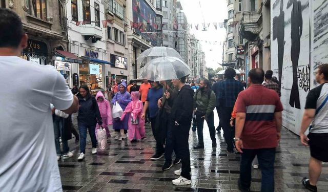 Yağmura Taksim Meydanı’nda yakalanan vatandaşlar zor anlar yaşadı