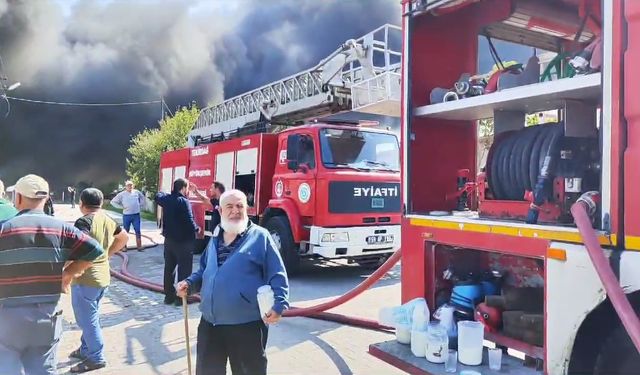 Yangın büyük ölçüde kontrol altına alındı: Mahalleli yangın bölgesine ayran taşıdı