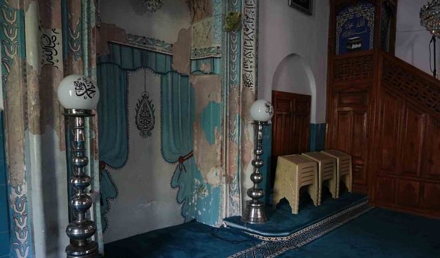 Yeni Bezzaz Camii’nin mihrabı dökülüyor