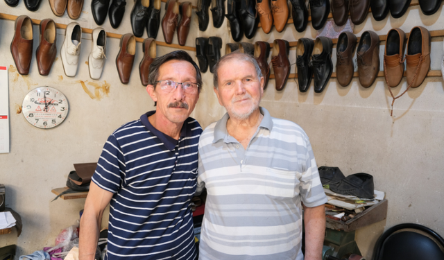 Baba oğul 10 metrekarelik dükkanlarında yarım asırdır birlikte ayakkabı üretiyor