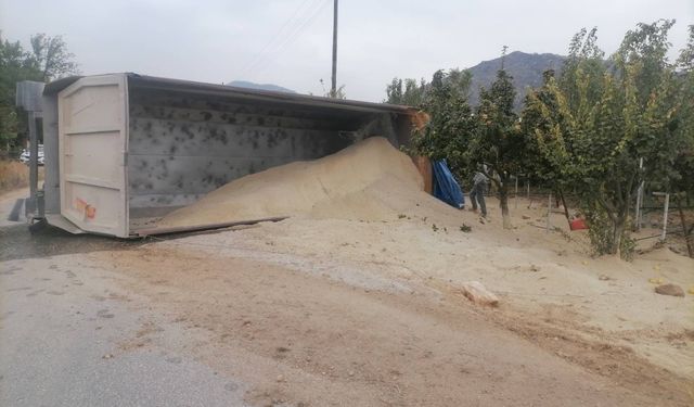 Bilecik'te devrilen kum yüklü çekicinin sürücüsü yaralandı