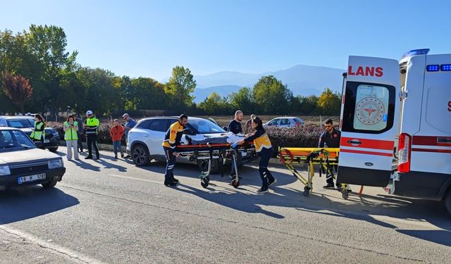 Bursa'da 3 aracın karıştığı kazada 6 kişi yaralandı