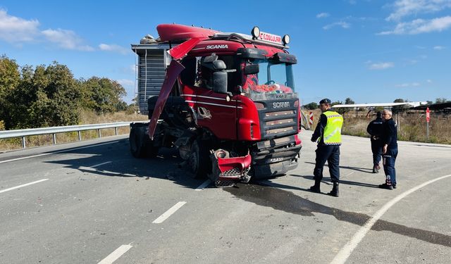 Çanakkale'de beton mikseri ile tırın çarpışması sonucu 1 sürücü yaralandı