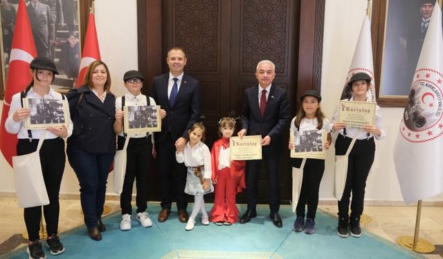 Cumhuriyet'in ilanının sembollerinden "gazeteci çocuklar" Kırklareli'nde "Cumhuriyet manşetli" gazete dağıttı