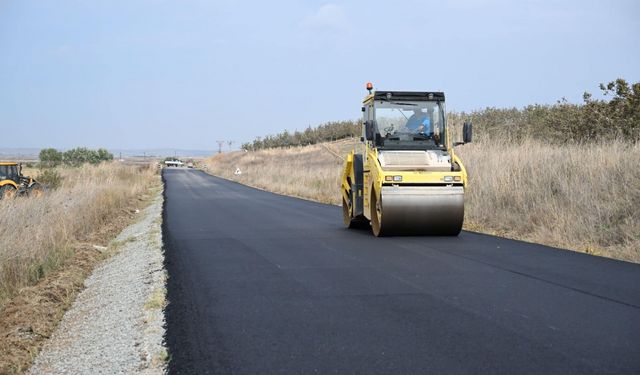 Edirne İl Özel İdaresinin köy yollarındaki asfalt çalışmaları sürüyor