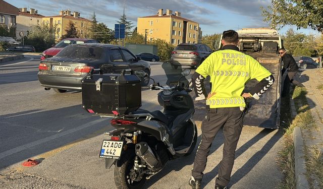 Edirne'de kamyonetle çarpışan motosikletin sürücüsü yaralandı