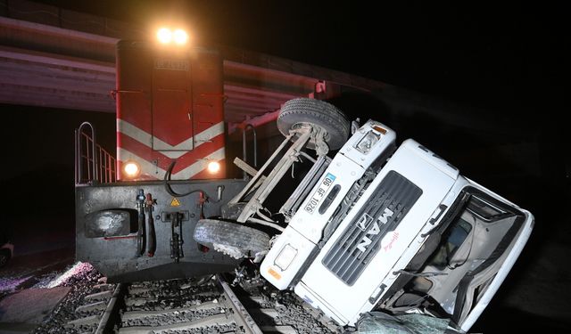 Edirne'de yolcu treni raylarda bırakılan beton pompası aracına çarptı