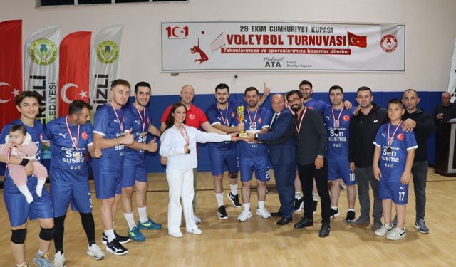 Ferizli'de 29 Ekim Cumhuriyet Kupası Voleybol Turnuvası sona erdi