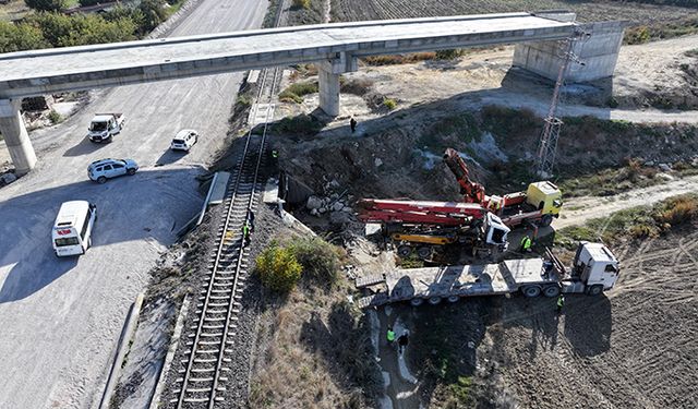 GÜNCELLEME - 2 - Edirne'de yolcu treni raylarda bırakılan beton pompası aracına çarptı