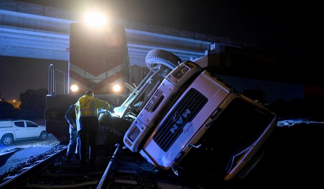 GÜNCELLEME - Edirne'de yolcu treni raylarda bırakılan beton pompası aracına çarptı