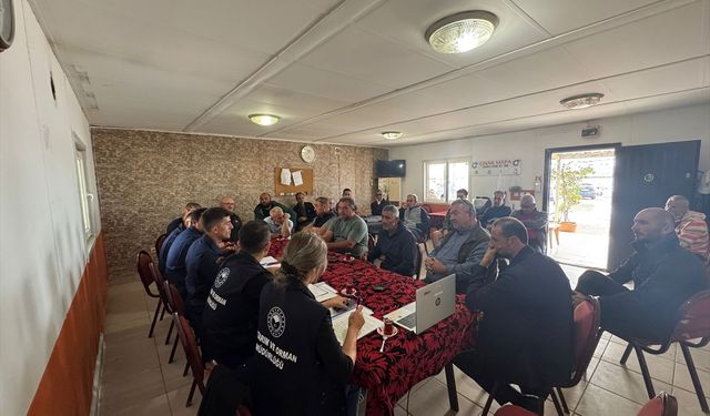 Lapseki'de balıkçılarla mevzuat bilgilendirme toplantısı yapıldı