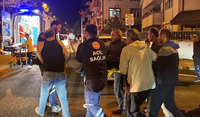 Sakarya'da hafif ticari araçla çarpışan motosikletli kurye ağır yaralandı