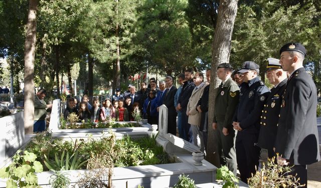 Şehit öğretmen Neşe Alten ve babası mezarları başında anıldı