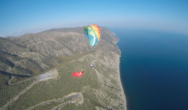 Tekirdağ'da yamaç paraşütçüleri Cumhuriyet Bayramı'nı gökyüzünde kutladı