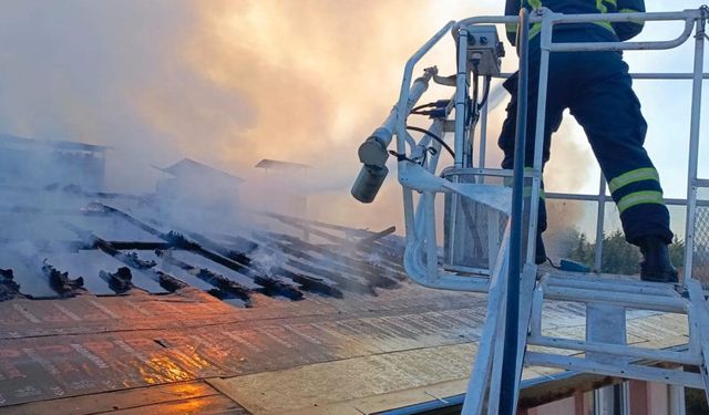 Yalova'da tadilat sırasında çatı katında çıkan yangın söndürüldü