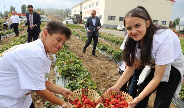 16 Ekim Dünya Gıda Günü’nde bir araya gelen öğrenciler hasat yaptı