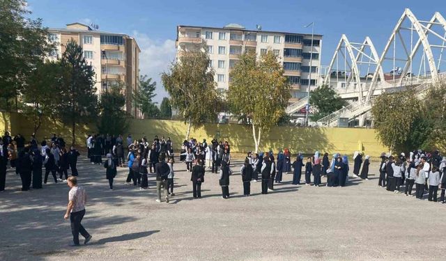 AFAD ekiplerinden öğretmen ve öğrencilere afet farkındalık eğitimi