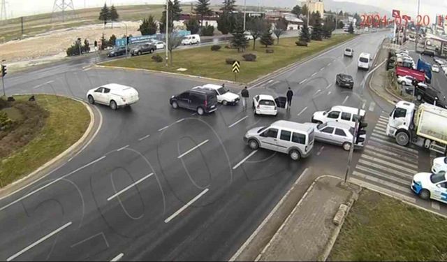 Afyonkarahisar’da trafik kazaları şehir güvenlik kameralarına yansıdı