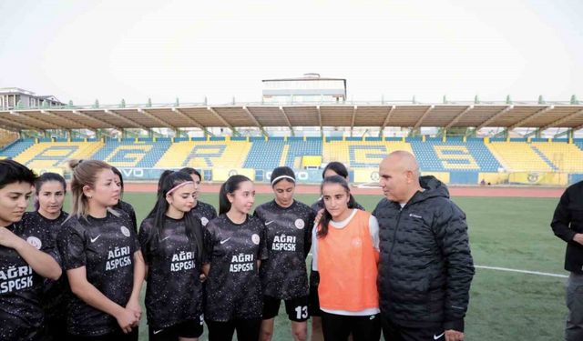 Ağrı’nın tek kadın futbol takımı, “kız çocukları” için yeşil sahada ter döktü