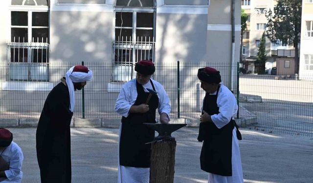 Ahilik teşkilatına girmeye hak kazanan çıraklar şedlerini kuşandı