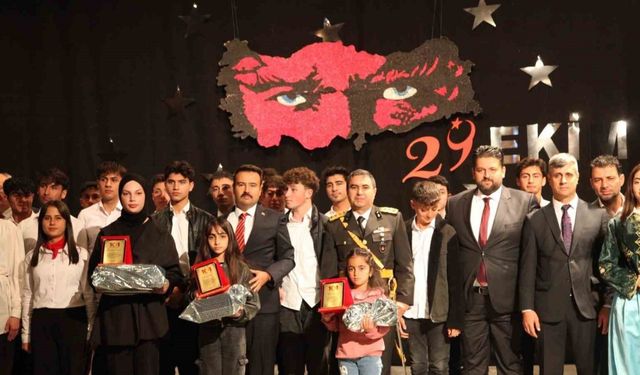 Ahlat’ta 29 Ekim Cumhuriyet Bayramı coşkuyla kutlandı