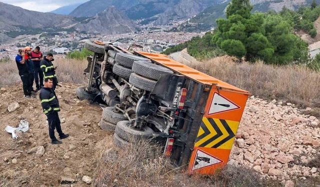 Amasya’da taş yüklü kamyon şarampole devrildi: 1 yaralı