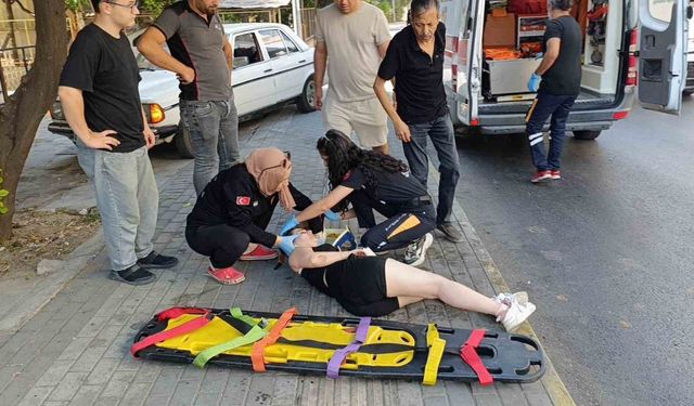 Antalya’da motosiklet kaldırıma çarparak devrildi, genç kız yaralandı