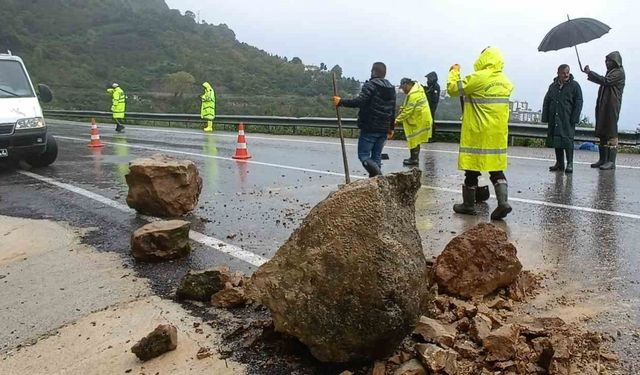 Bartın Cide yolunda kayalar yola düştü