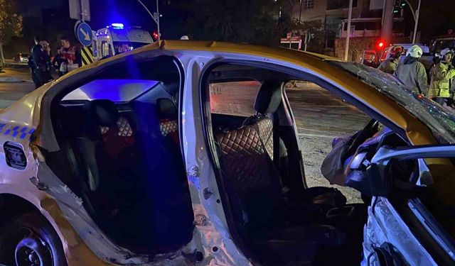 Başakşehir’de kırmızı ışık ihlali yapan taksi otomobille çarpıştı: 10 yaralı