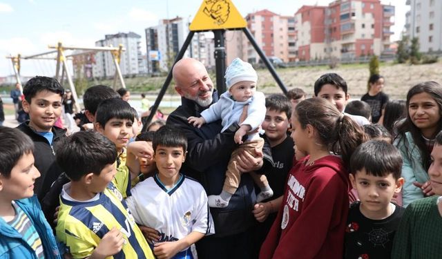 Başkan Çolakbayrakdar: “Çocuklar için bütün parklarda toprak alanlar yapıyoruz”