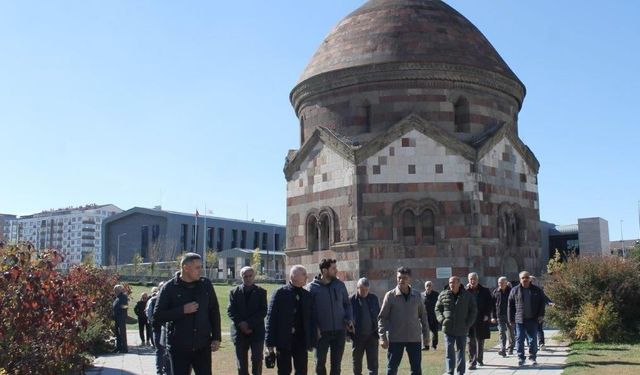 Bayburtlu emeklilere komşu il Erzurum’un tarihi mekanları gezdirildi