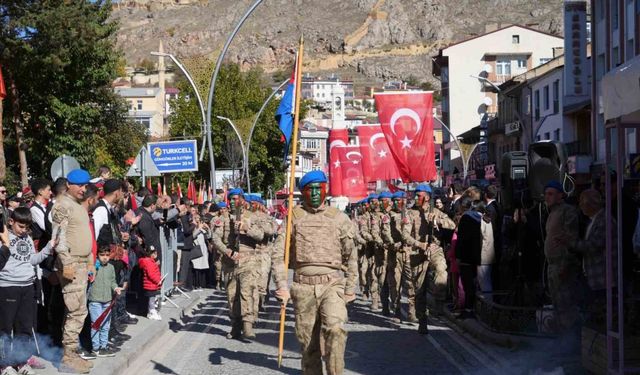 Bayburt’ta 29 Ekim Cumhuriyet Bayramı kutlamasına komandoların gösterisi damga vurdu