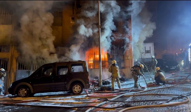 Beyoğlu’nda yatak imalathanesi alev alev yandı