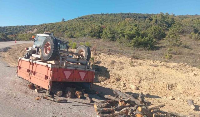 Bilecik’te seyir halindeki traktör römorku devrilirken, sürücüsü yaralandı