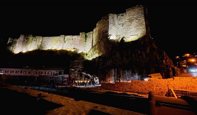 Bitlis Kalesi’nde ışıklandırma çalışması