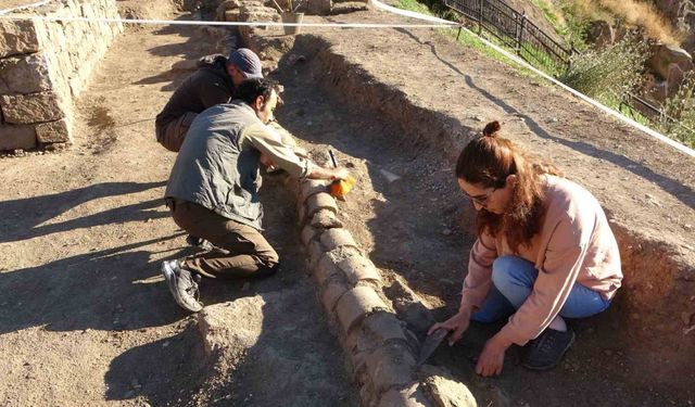 Bitlis Kalesi’nde yapılan kazılarda 500 yıllık su künkleri bulundu