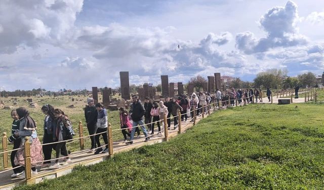 Bulanıklı öğrenciler Ahlat’ı gezdi