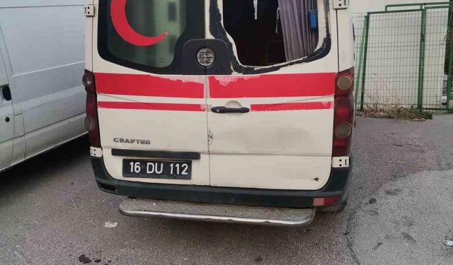 Bursa’da akılalmaz olay : Hastaneye ait ambulansın ve güvenlik kulübesinin camlarını kırdılar