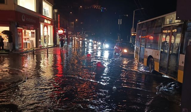 Bursa’da sağanak cadde ve sokakları göle çevirdi