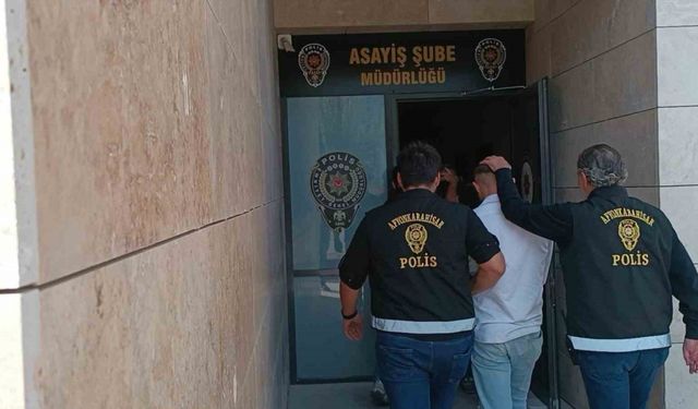 Camdan dışarıya çıkardıkları sürücüyü darp eden 3 şahsı polis yakaladı