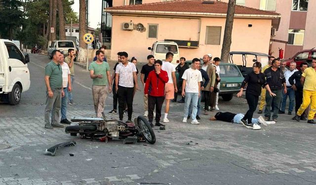 Çanakkale’de otomobil ile motosiklet çarpıştı: Kaza anı güvenlik kamerasına yansıdı