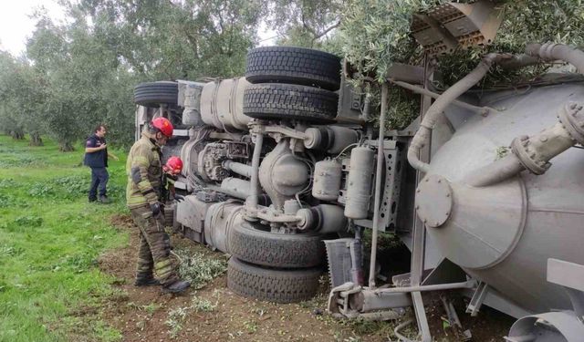 Çimento yüklü tanker devrildi