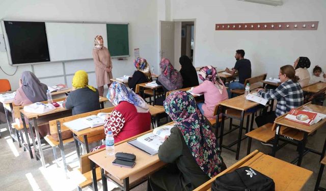 Çocuklarının okuduğu sıralarda şimdi kendileri ter döküyor