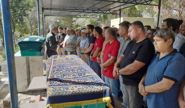 Çöken balkonun altında can veren baba ve oğlu son yolculuğuna uğurlandı