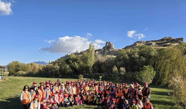 Cumhuriyet’in 101. yılını kutlamak için yola çıkan 101 kadın, Van’ın tarihi turistik yerlerini gezdi