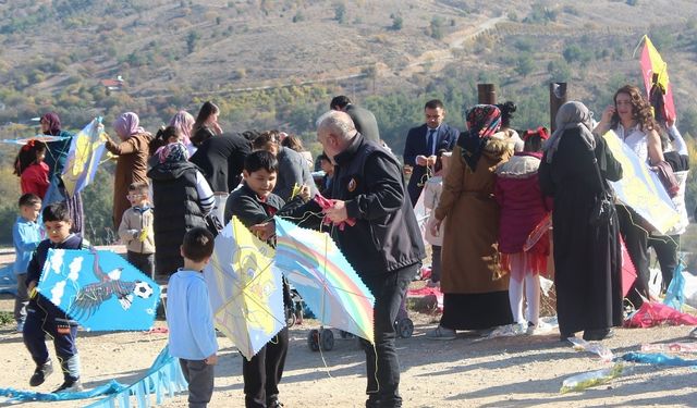 Cumhuriyetin 101’nci yılına özel çocuklara 101 adet uçurtma dağıtıldı